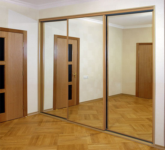 shkafy-kupe-trehdvernye-shkaf-kupe-trekhstvorchatyj-s-zerkalom-s-pantografom