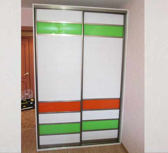shkafy-kupe-v-detskuyu-komnatu-shkaf-kupe-v-detskuyu-s-tsvetnym-steklom