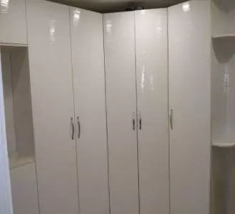 Шкаф белый в прихожую с глянцевыми фасадами