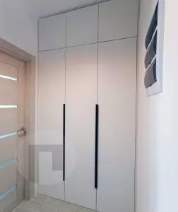 Белый распашной шкаф на заказ