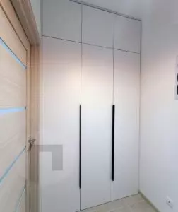 Белый распашной шкаф на заказ