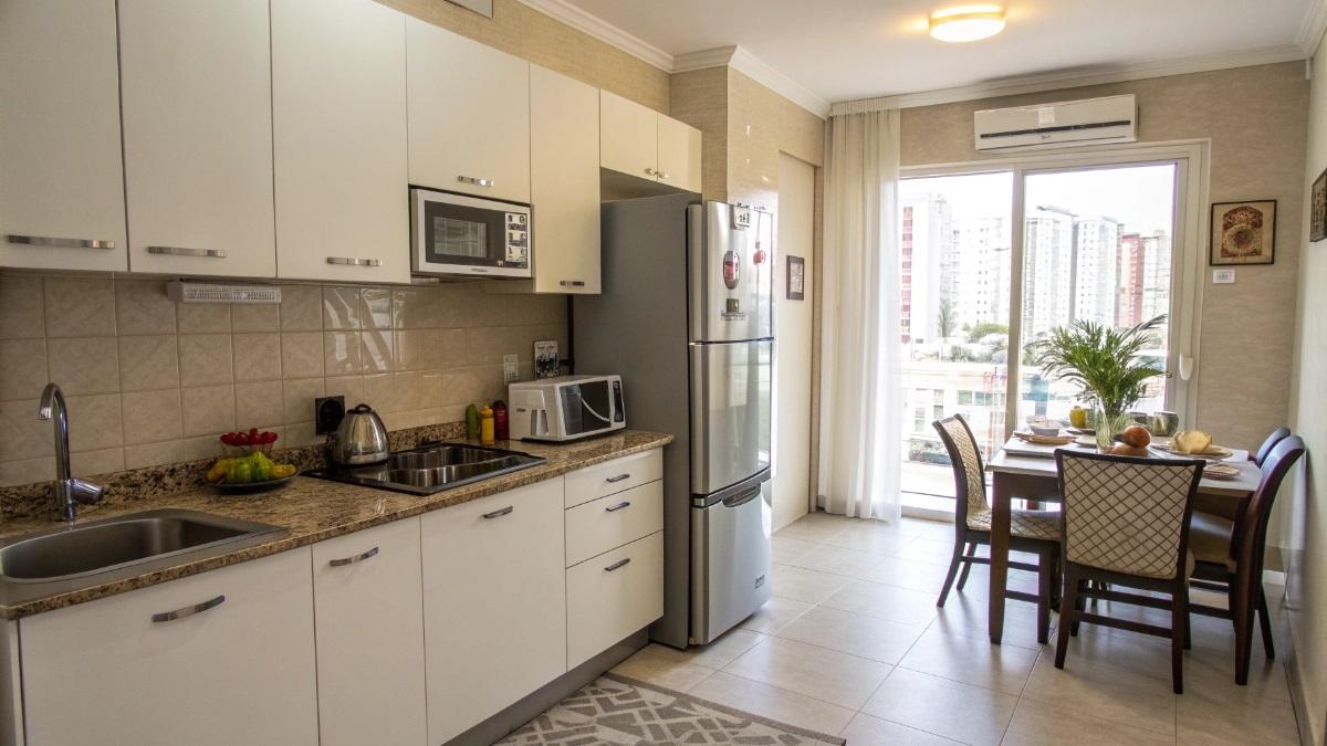 Холодильник на кухне - фото 